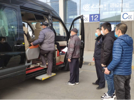 戴口罩測體溫 臨沂6條定制客運恢復運營