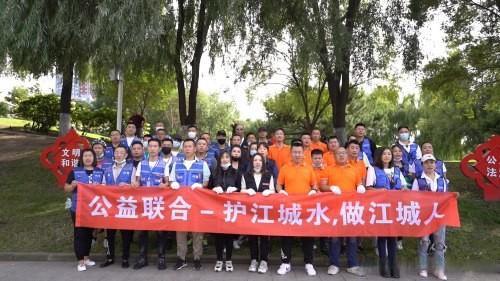  8月31日，吉林市五家代駕公司在江濱公園開展環保公益活動