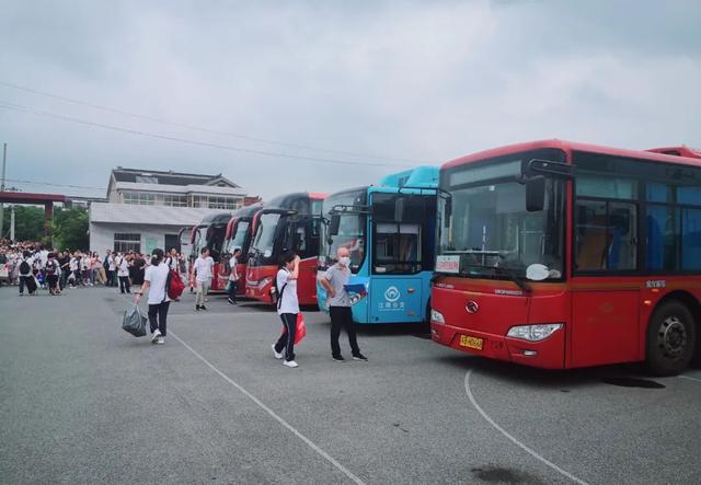 解決學生出行難的問題，江陰城市公交開了21線定制公交