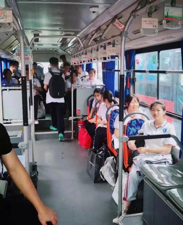解決學生出行難的問題，江陰城市公交開了21線定制公交