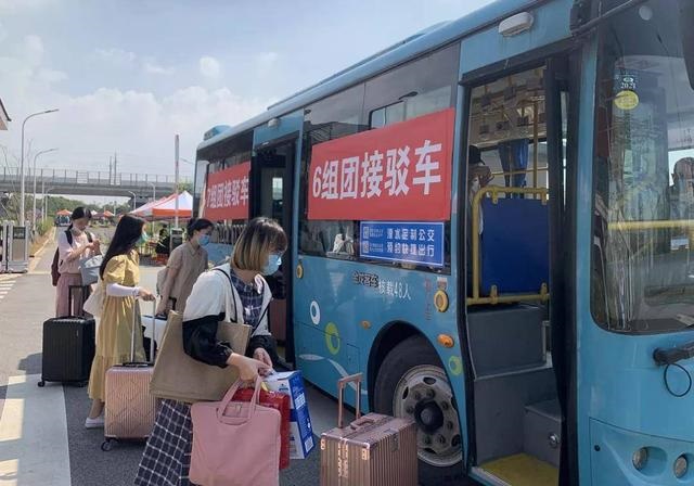 江蘇省第二師范學(xué)院開通校內(nèi)微循環(huán)定制公交專線為開學(xué)護(hù)“航”、為學(xué)子減“負(fù)”