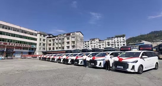 10月22日，建始縣第一條定制客運班線正式投入使用