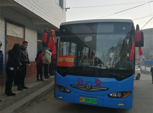 11月30日，隴縣通往流渠村南坡的定制公交車正式開通