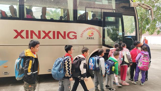 新興縣為有效解決當?shù)貙W生上學難問題，開展農(nóng)村定制客運服務(wù)