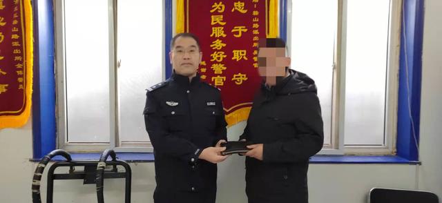 代駕司機(jī)拾金不昧，將撿到的包交給民警
