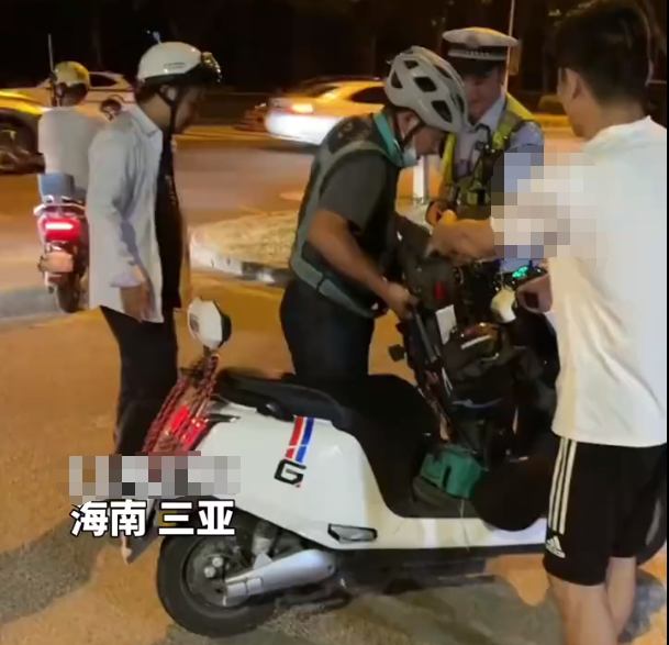 騎電動車酒后叫代駕，交警看到也忍不住笑了！