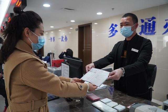 邛崍市首張網約車經營許可證頒發(fā)