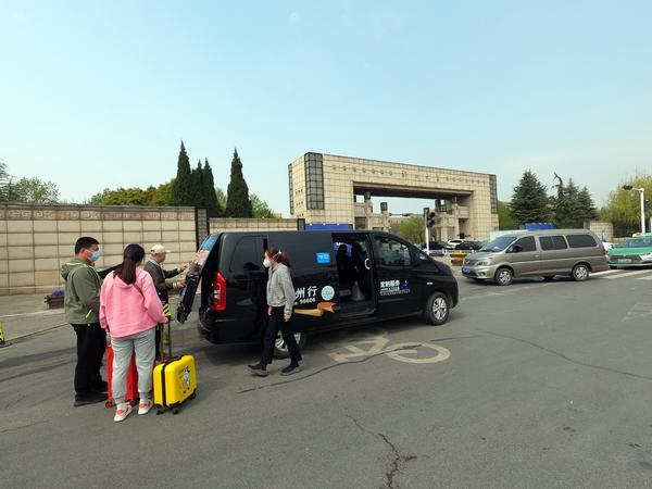 3月30日，新密至鄭州西大學(xué)園區(qū)定制客運專線正式開通