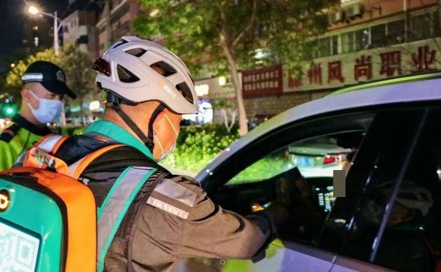 滕州市公安局交警大隊開展“拒絕酒駕 平安出行”交通安全宣傳勸導(dǎo)活動
