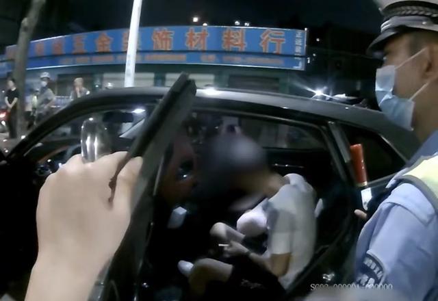 男子叫了代駕還硬要開車，被交警當(dāng)場(chǎng)查處!