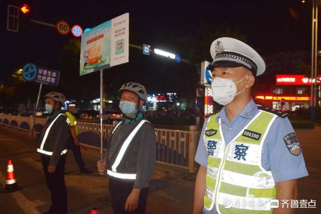 聊城交警聯合代駕公司開展交通安全宣傳活動